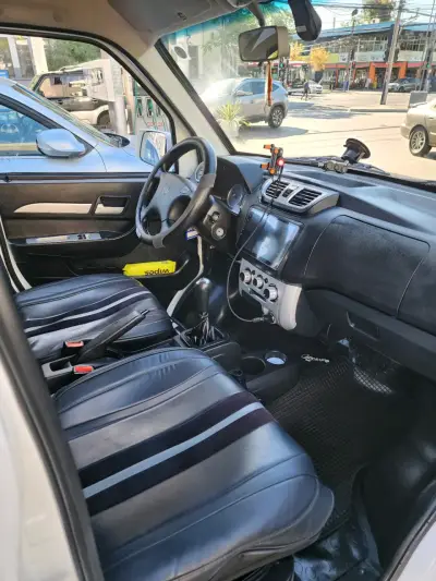 Camioneta DFSK blanca en buen estado - miniatura 5