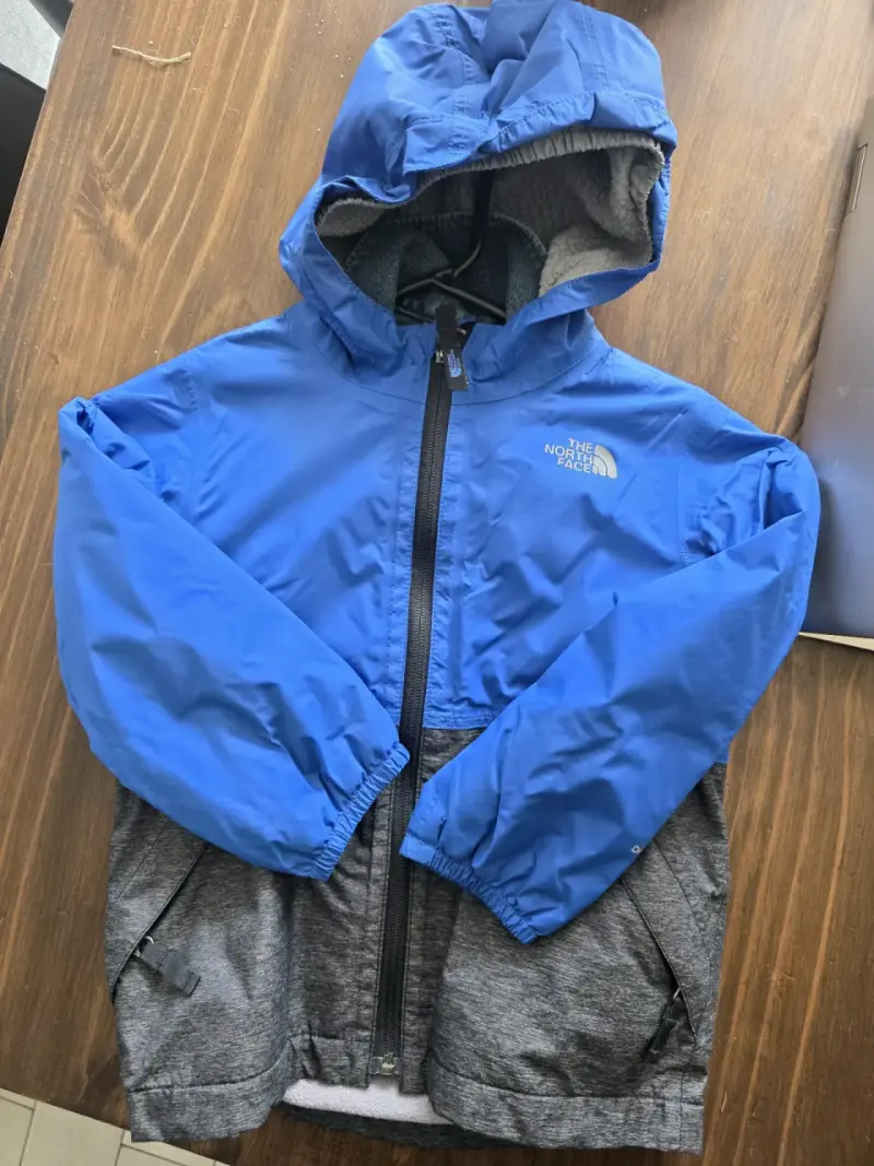 Chaqueta impermeable roja y negra The North Face para niños - 6