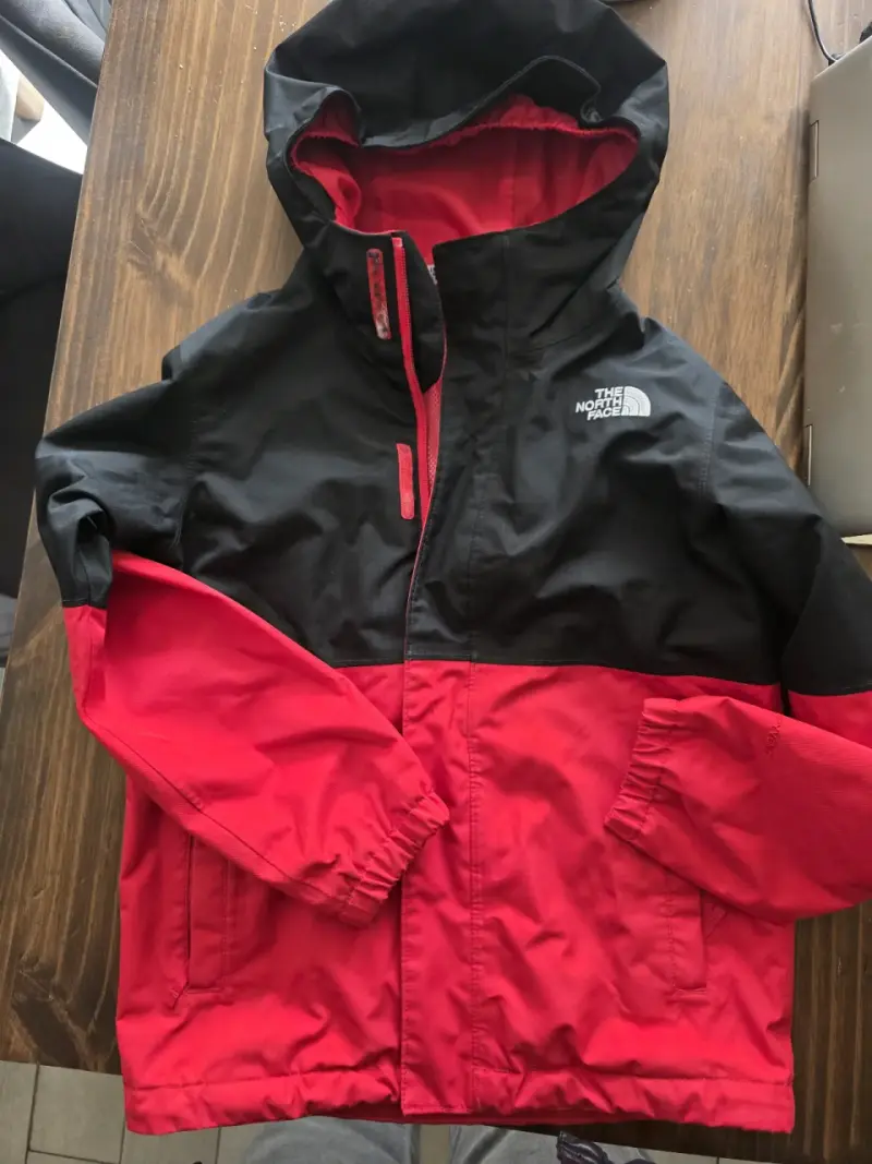 Chaqueta impermeable roja y negra The North Face para niños