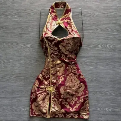 Vestido corto elegante con diseño floral dorado - miniatura 1