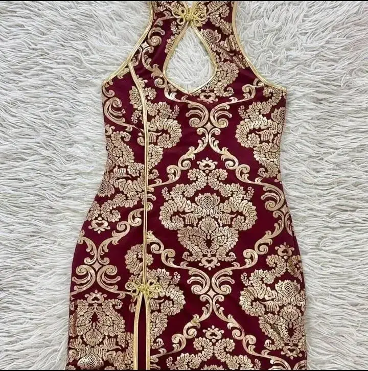 Vestido corto elegante con diseño floral dorado - 2