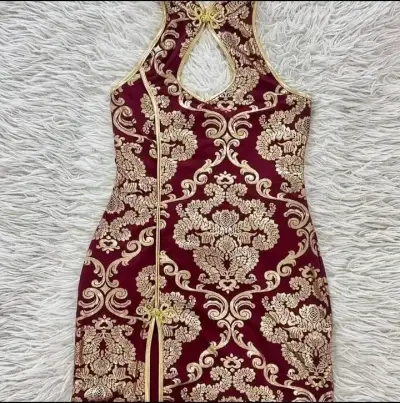 Vestido corto elegante con diseño floral dorado - miniatura 2