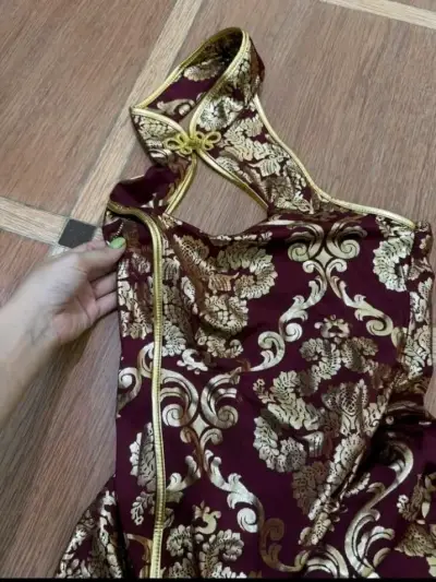 Vestido corto elegante con diseño floral dorado - miniatura 3