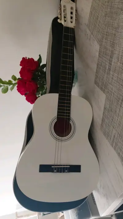 Guitarra clásica blanca Sevillana con funda - miniatura 1