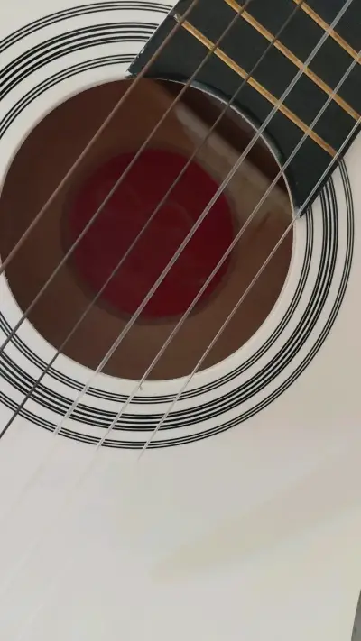 Guitarra clásica blanca Sevillana con funda - miniatura 2