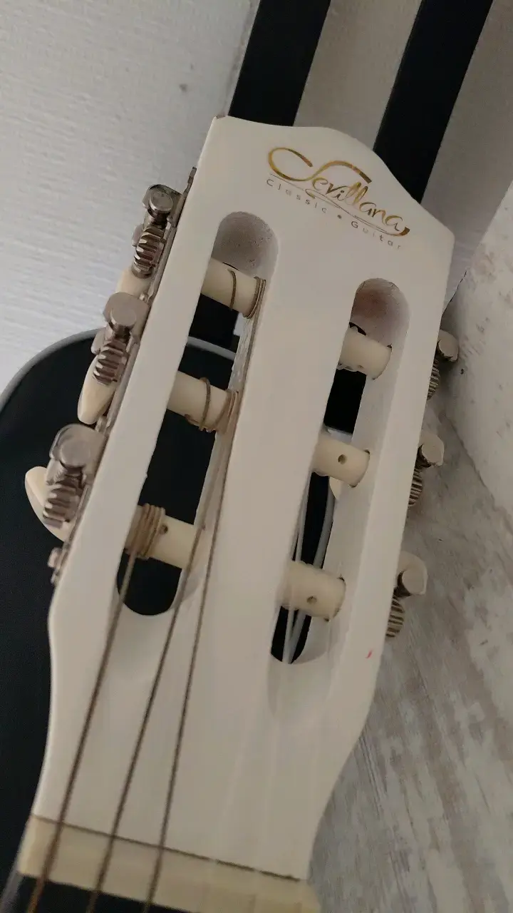 Guitarra clásica blanca Sevillana con funda - 3