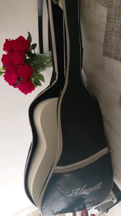 Guitarra clásica blanca Sevillana con funda - miniatura 4