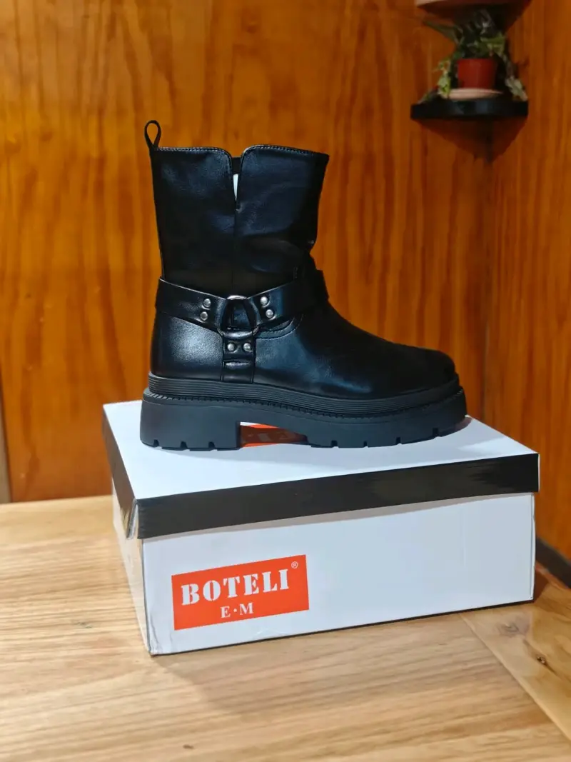 Botas negras para mujer