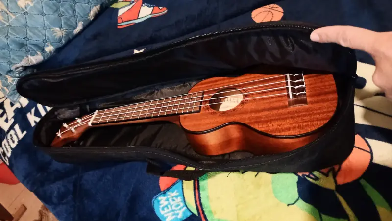 Ukulele de madera con funda
