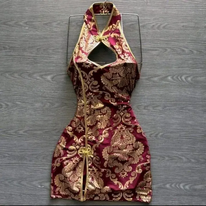 Vestido corto elegante con diseño floral dorado