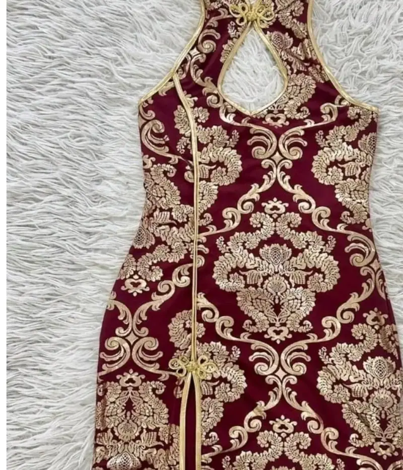 Vestido corto elegante con diseño floral dorado - 2