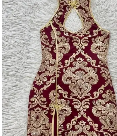Vestido corto elegante con diseño floral dorado - miniatura 2