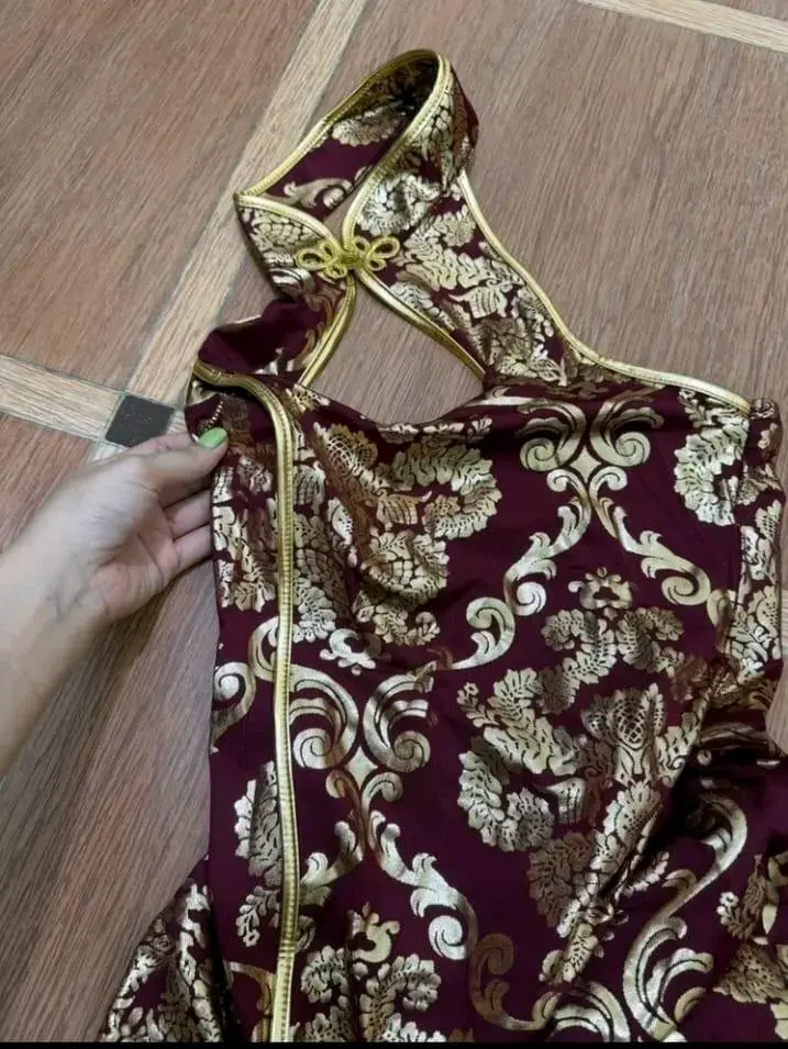 Vestido corto elegante con diseño floral dorado - 3