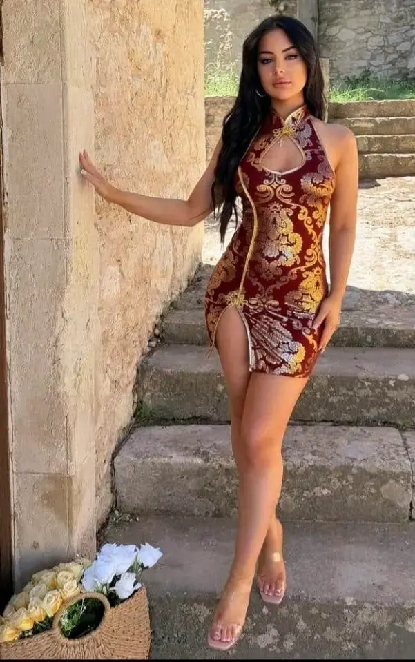 Vestido corto elegante con diseño floral dorado - 4