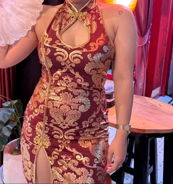 Vestido corto elegante con diseño floral dorado - 6