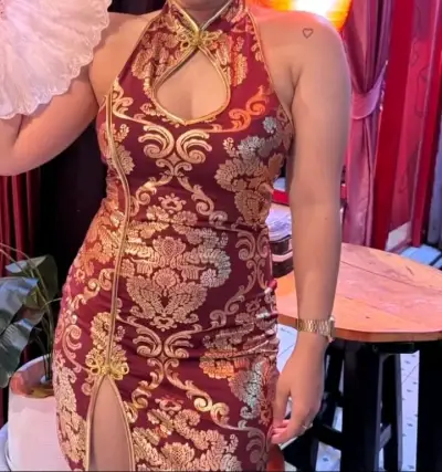 Vestido corto elegante con diseño floral dorado - miniatura 6