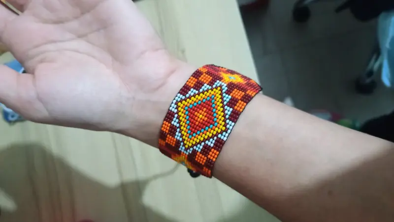 Pulsera artesanal de mostacillas colorida