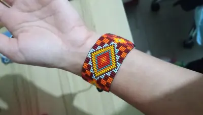 Pulsera artesanal de mostacillas colorida - miniatura 1