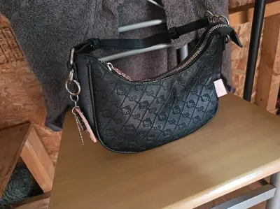 Cartera negra Hello Kitty con diseño grabado - miniatura 1