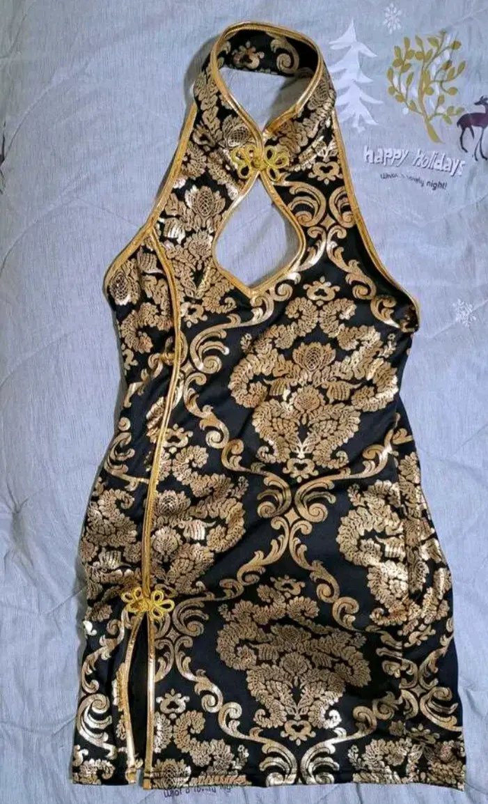 Vestido oriental negro y dorado con diseño floral