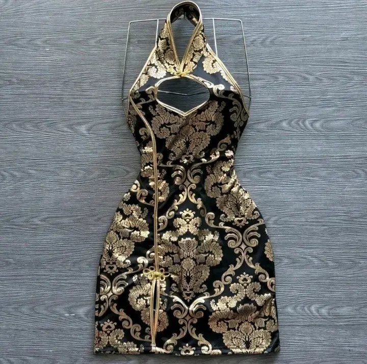 Vestido oriental negro y dorado con diseño floral - 2