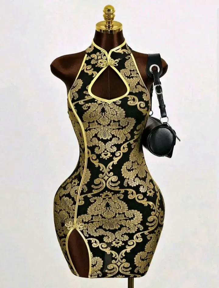 Vestido oriental negro y dorado con diseño floral - 3