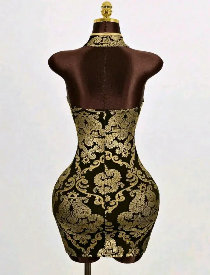 Vestido oriental negro y dorado con diseño floral - 5