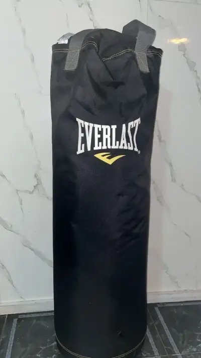 Saco de Boxeo Everlast Negro 70 lbs con Soporte - miniatura 1
