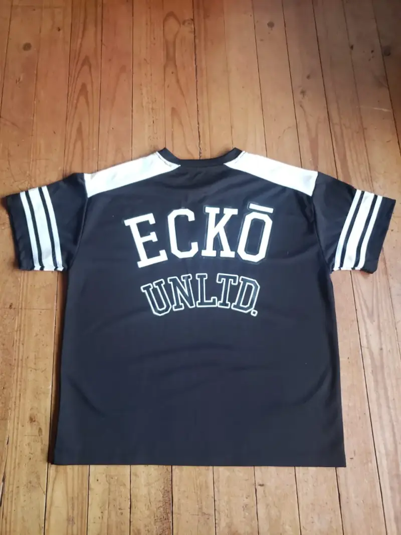 Polera deportiva Ecko Unltd negra con número 87 - 2