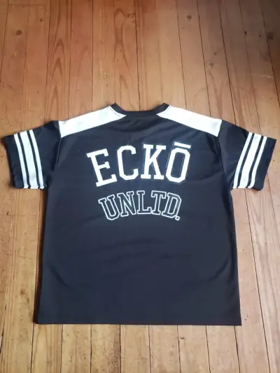 Polera deportiva Ecko Unltd negra con número 87 - miniatura 2