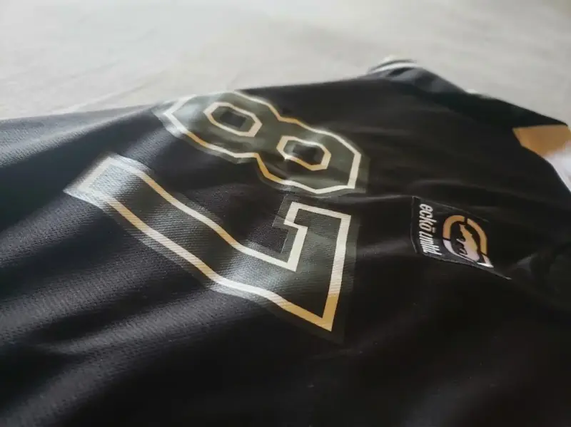 Polera deportiva Ecko Unltd negra con número 87 - 3