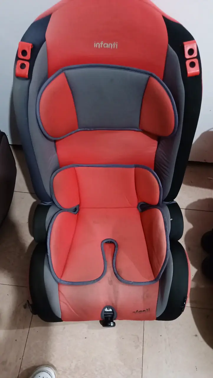 Silla de Auto Infanti Roja y Gris