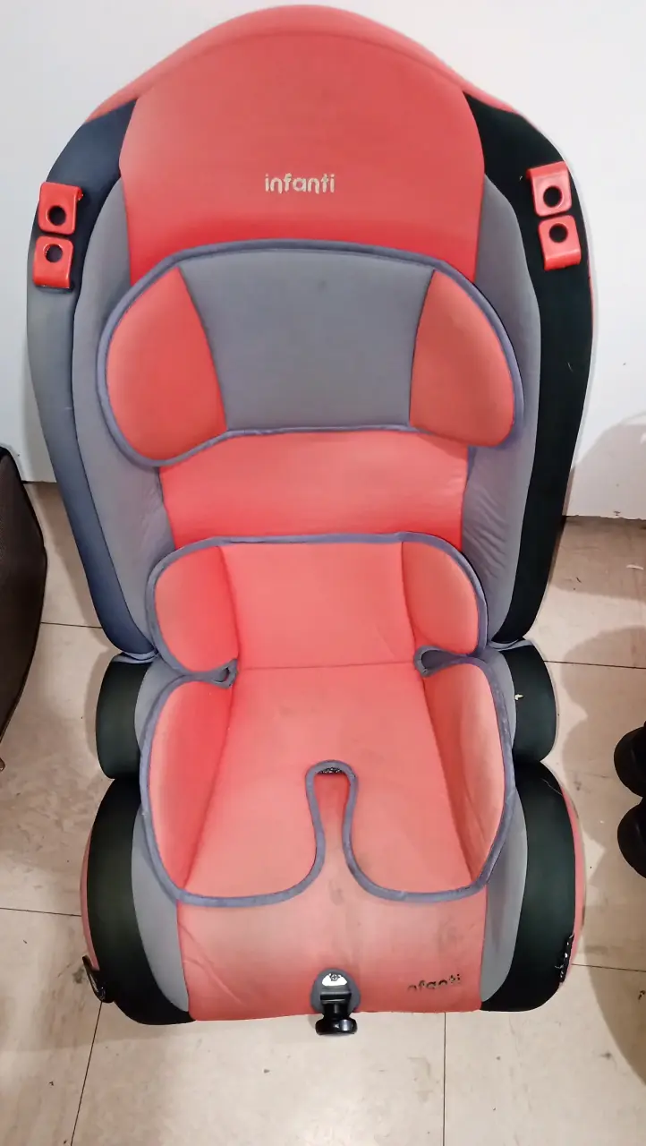 Silla de Auto Infanti Roja y Gris - 2
