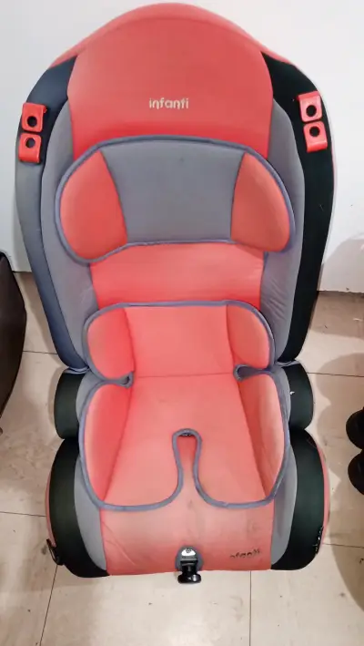 Silla de Auto Infanti Roja y Gris - miniatura 2