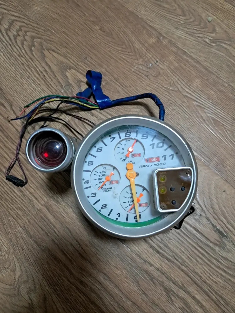 Tacómetro de auto con luz LED y múltiples indicad