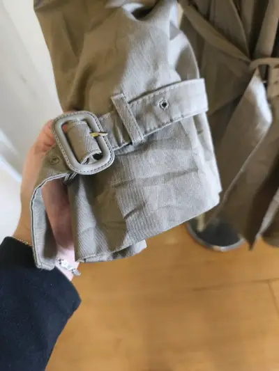 Trench coat beige con cinturón - miniatura 4