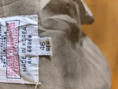 Trench coat beige con cinturón - miniatura 5