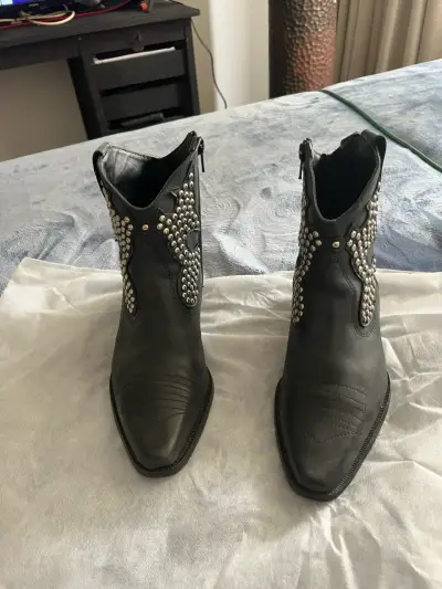 Botines de cuero negro con tachas metálicas - miniatura 1