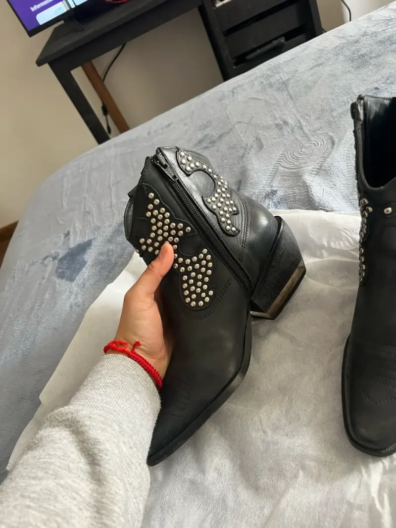 Botines de cuero negro con tachas metálicas - 2