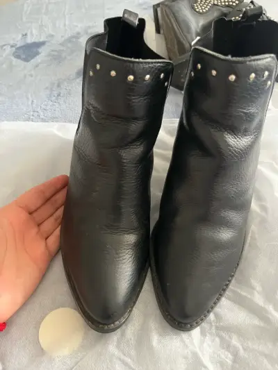 Botines de cuero negro con tachas - miniatura 1