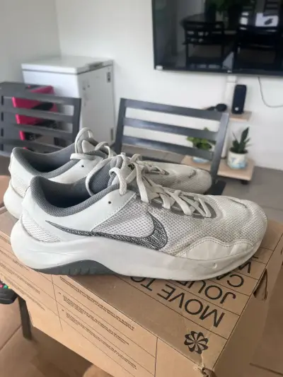 Zapatillas Nike Legend Essential 3 NN Talla 42.5 - miniatura 3