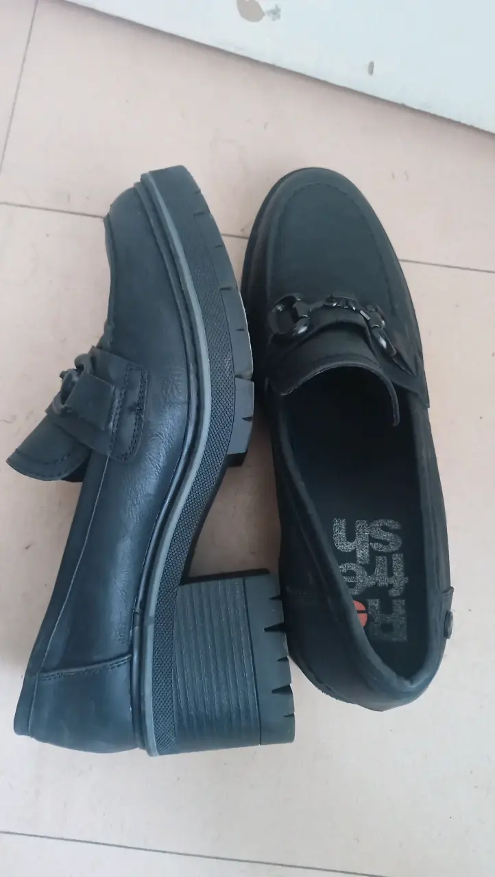 Zapatos negros con tacón grueso