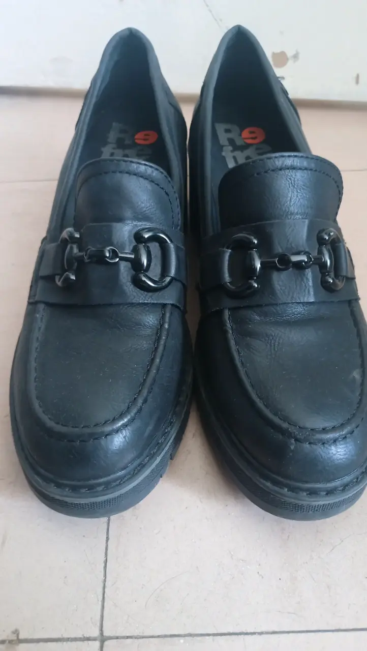 Zapatos negros con tacón grueso - 2