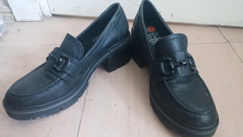 Zapatos negros con tacón grueso - 3