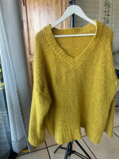 Suéter de lana amarillo mostaza para mujer - miniatura 1
