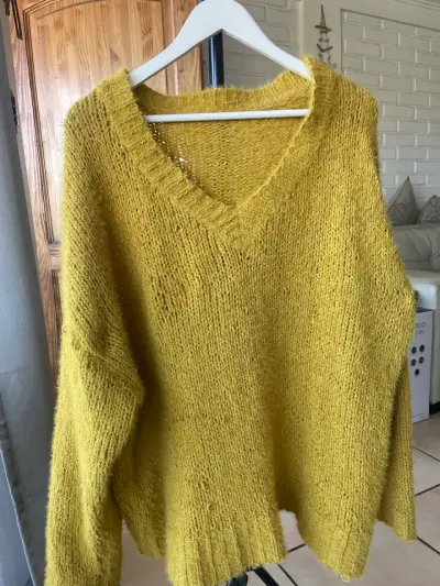 Suéter de lana amarillo mostaza para mujer - miniatura 2