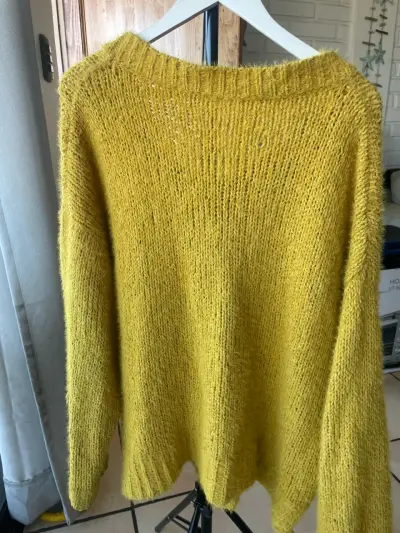 Suéter de lana amarillo mostaza para mujer - miniatura 3