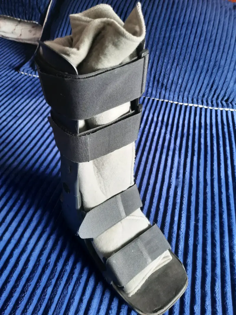 Bota ortopédica ajustable para recuperación