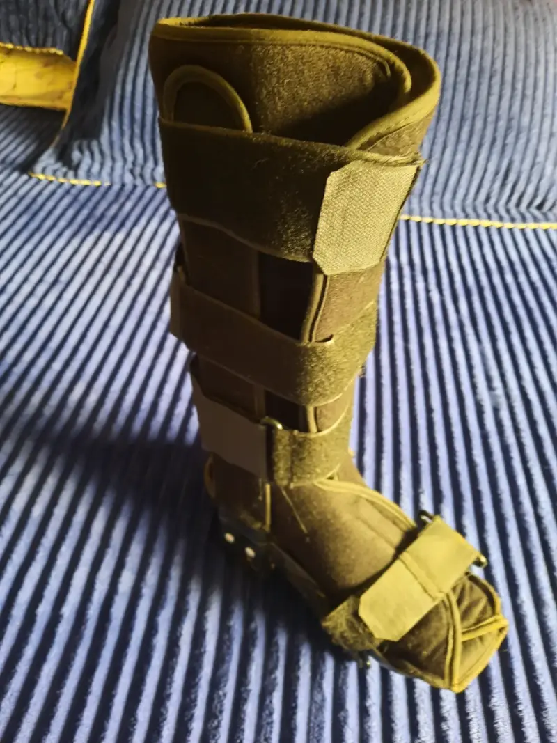 Bota ortopédica ajustable para recuperación