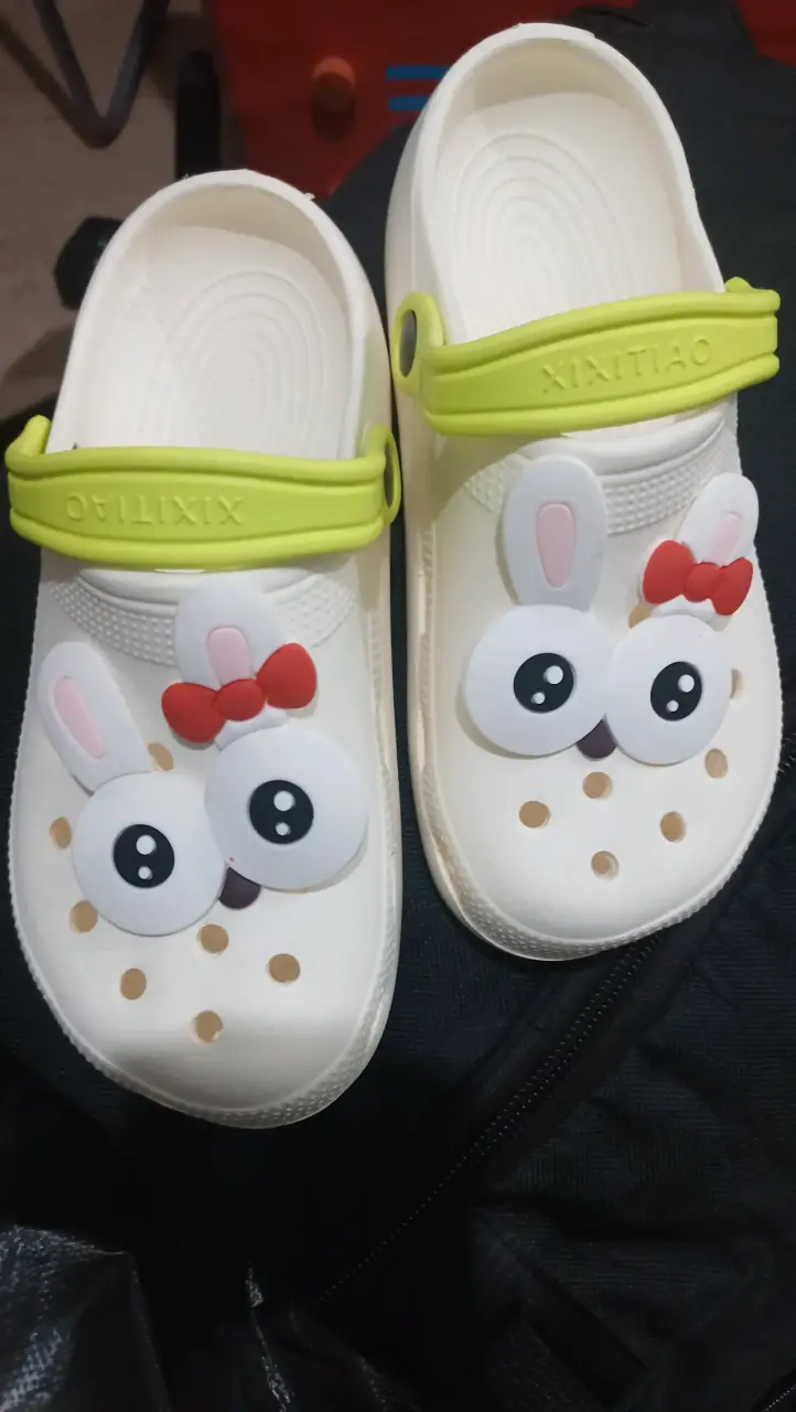 Sandalias crocs con diseño de conejo